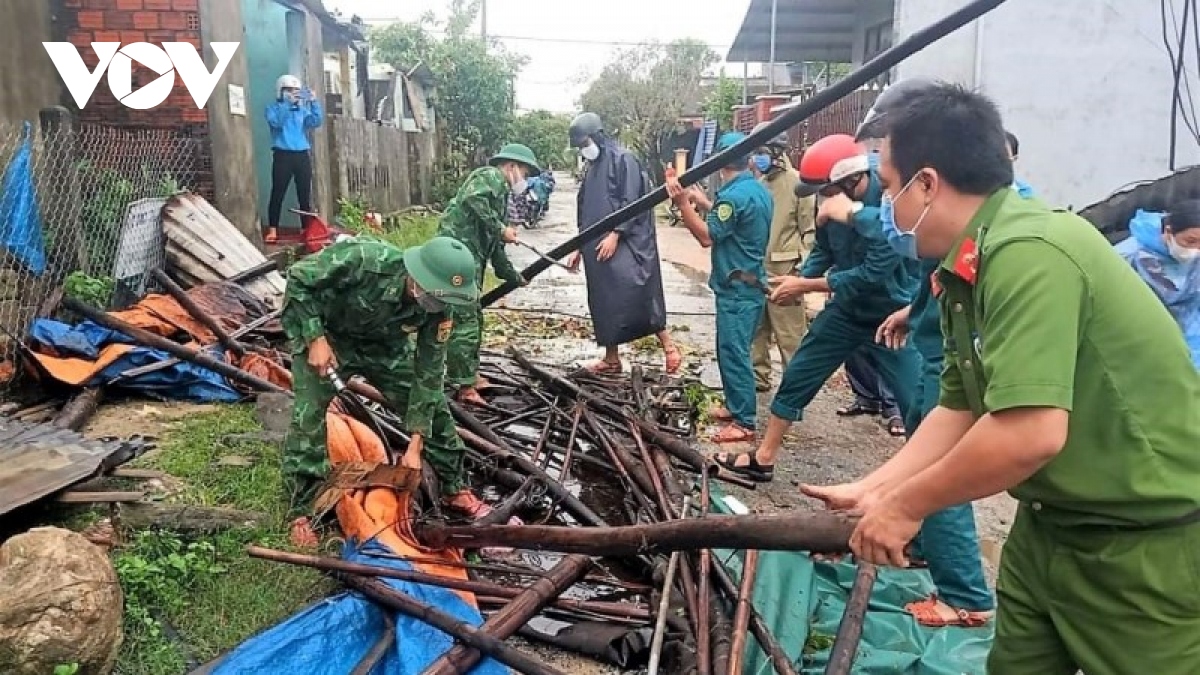 Hàng trăm cán bộ, chiến sĩ giúp dân sửa chữa nhà cửa bị lốc xoáy